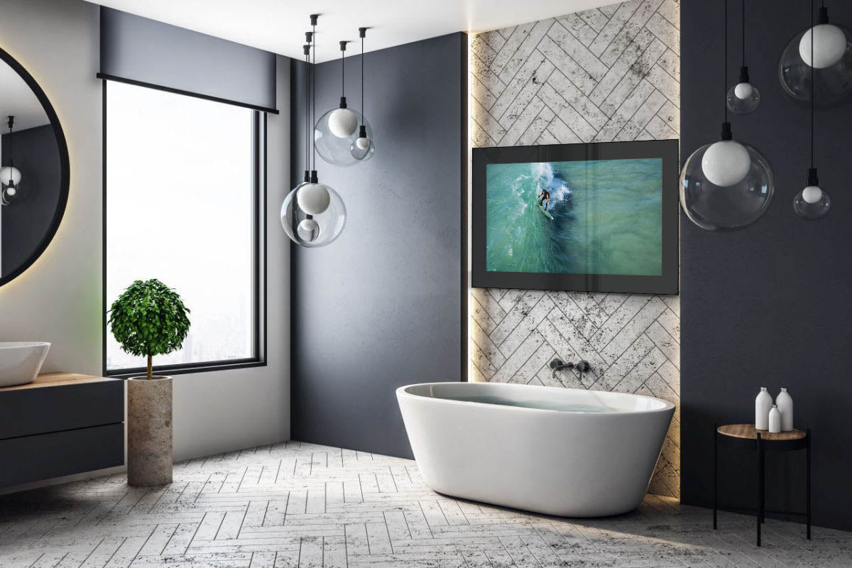 baño moderno con televisión Smart oculta