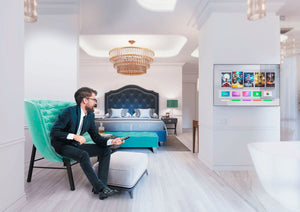 hotel con televisión Smart Mirror encendida
